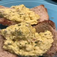 Cream Cheese Scrambled Eggs In Toast Cups_image