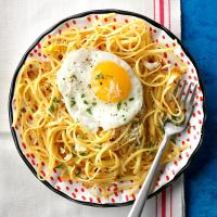 Linguine with Fried Eggs and Garlic image