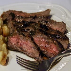Grilled Flank Steak with Red Wine Sauce_image