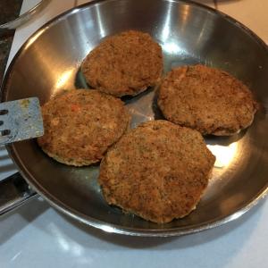 Low-Carb Salmon Patties with Fresh Dill_image