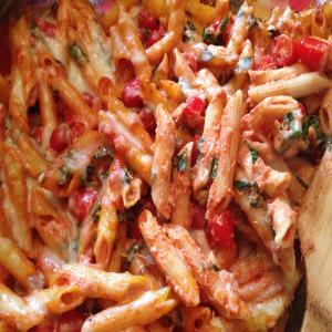 Creamy Pasta Bake with Cherry Tomatoes and Basil_image