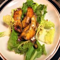 Peach and Salad Greens with Balsamic Dressing_image