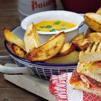 Potato wedges with curry sauce_image