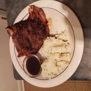 T-Bone Steaks With Red Wine Sauce_image