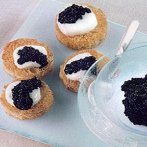 Toasted Brioche Rounds with Creme Fraiche and Caviar_image