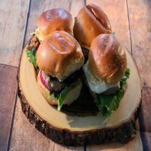 Pork Burger Sliders with Peach-Tarragon Aioli_image