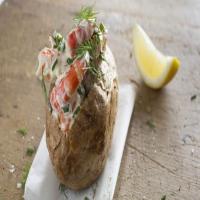 Baked potato with sour cream and prawns_image