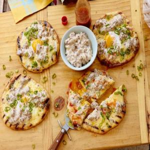 Grilled Breakfast Pizza with Sausage Gravy_image