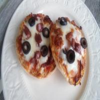 Quick and Easy Mini Salsa Pizzas_image