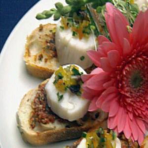 Champagne Poached Scallops with Red Pepper Pesto_image