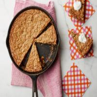 Oatmeal Raisin Skillet Cookie with Honey Cream_image