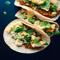 Roasted Cauliflower and Lentil Tacos with Creamy Chipotle Sauce_image
