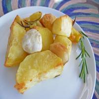 Roasted Potatoes With Whole Garlic and Rosemary_image