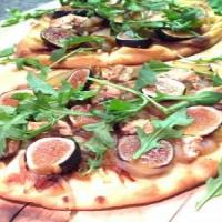 Fig, Caramelized Onions, Goat Cheese, and Arugula Flatbread_image