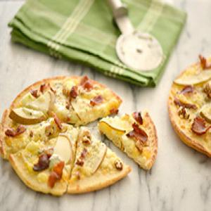 Blue Cheese Pear and Bacon Mini Pizzas_image
