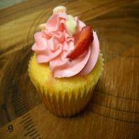 White Chocolate Strawberry Lemonade Cupcake_image