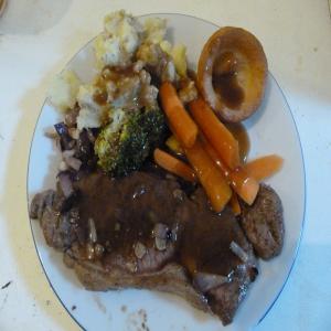 Pan Fried Beef, Mash Potatoes and Vegetables_image