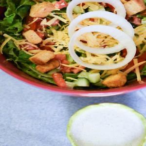 Copycat Longhorn Steakhouse Salad and Ranch Dressing Recipe_image