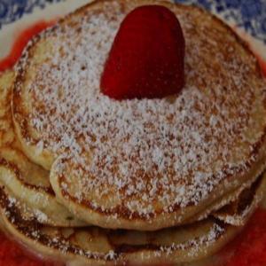 Whole-Wheat Pancakes with Strawberry Sauce_image