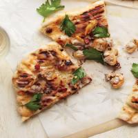 Grilled Pizzas with Clams and Bacon_image
