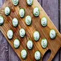 Cucumber Rounds with Herbed Cream Cheese_image