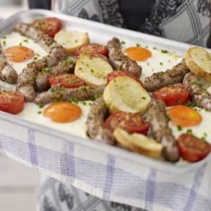Honey mustard sausages with tomatoes & eggs_image