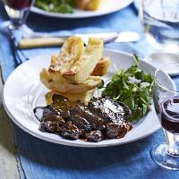 Stout-braised steak with stacked chips_image