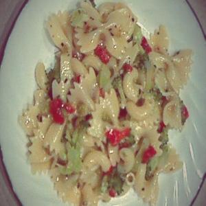Quick Broccoli & Roasted Red Pepper Pasta Salad_image