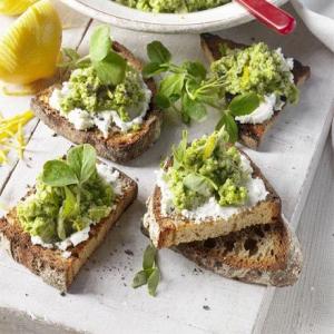 Pea & broad bean hummus with goat's cheese & sourdough_image