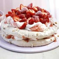 Praline meringue cake with strawberries image