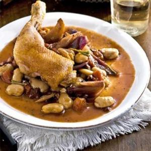 Crispy chicken with pancetta & butter beans image