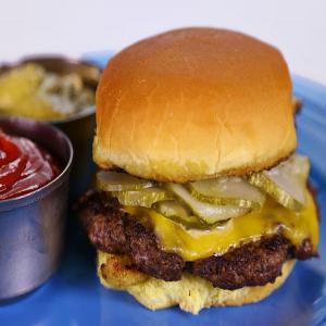 Michael Symon's Grilled Onion Burger and Spicy Quick Pickle_image