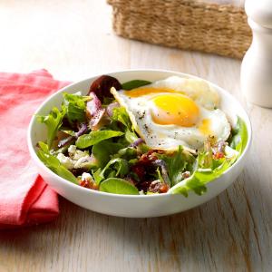 Egg-Topped Wilted Salad_image