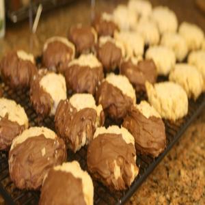 Potato Chip Cookies Dipped in Chocolate_image