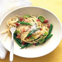 Spaghetti with Pancetta, Green Beans, and Basil image
