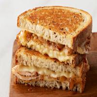 Sándwich caliente de queso con pavo y cebolla caramelizada_image