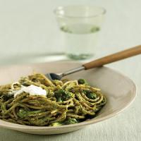 Whole-Grain Spaghetti with Herb-Almond Pesto and Broccoli_image