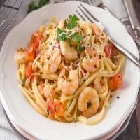 Linguini With Garlicky Shrimp and Fresh Tomatoes_image