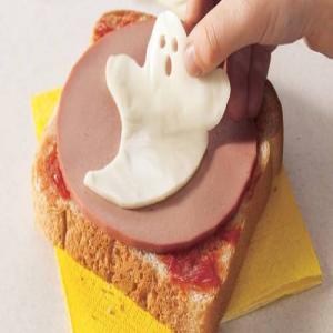Cookie Cutter Halloween Sandwiches_image