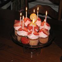 Special Stuffed Strawberry Cupcakes_image
