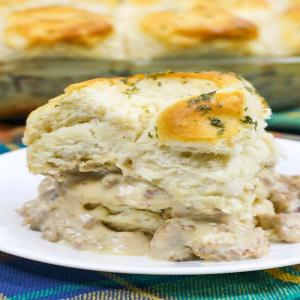 Super Easy Biscuits and Gravy Casserole - Baking Beauty_image