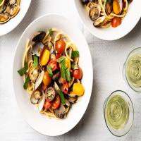 Clams and Spaghetti With Spicy Tomato Broth image