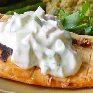Broiled Salmon Fillets With a Spicy Sauce_image