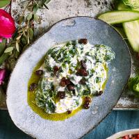 Wilted spinach with yoghurt & raisins_image