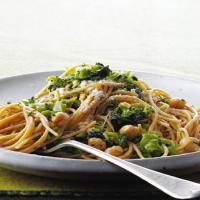 Whole-Wheat Spaghetti with Broccoli, Chickpeas, and Garlic_image
