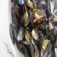 3-Ingredient Mussels With White Wine and Pesto_image