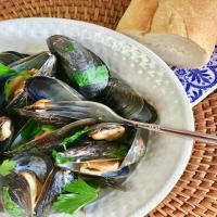 Steamed Mussels in Lemony Garlic Broth_image