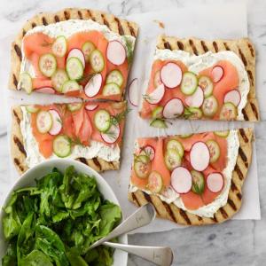 20-Minute Grilled Pizza with Smoked Salmon and Mixed Greens_image