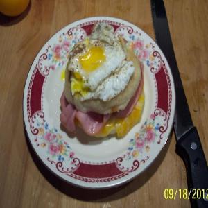 HAM & CHEESE GRILLED ENGLISH MUFFIN w/an EGG CROWN_image