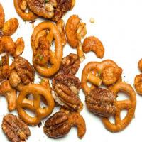 Chipotle-Spiced Cashews and Pecans with Pretzels_image